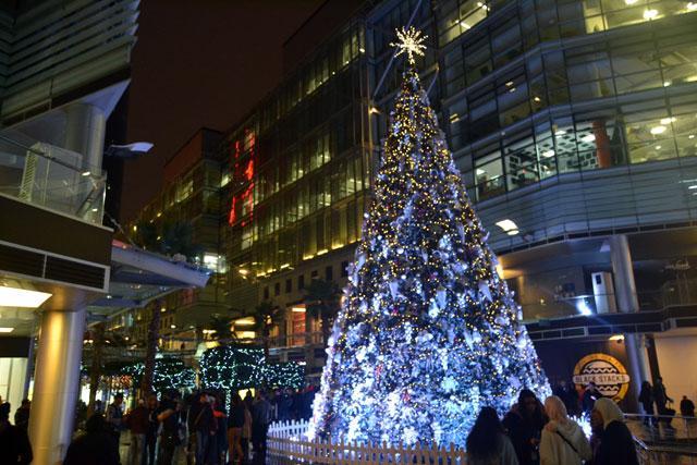 Crowd Braves Rain to Attend Abdali Christmas Tree Lighting