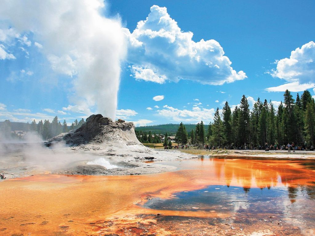 Yellowstone CastleGeyser PengZhuang Dreamstime e1618497899718